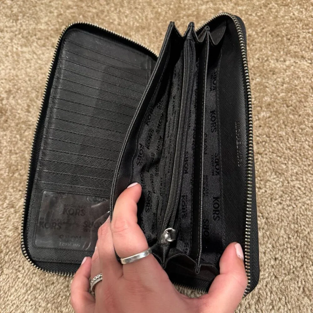 Michael Kors Logo Jet Set Travel Continental Extra Large Wallet